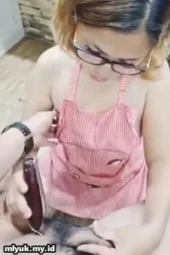 Lady Barber Kocokin Burung Pelanggan